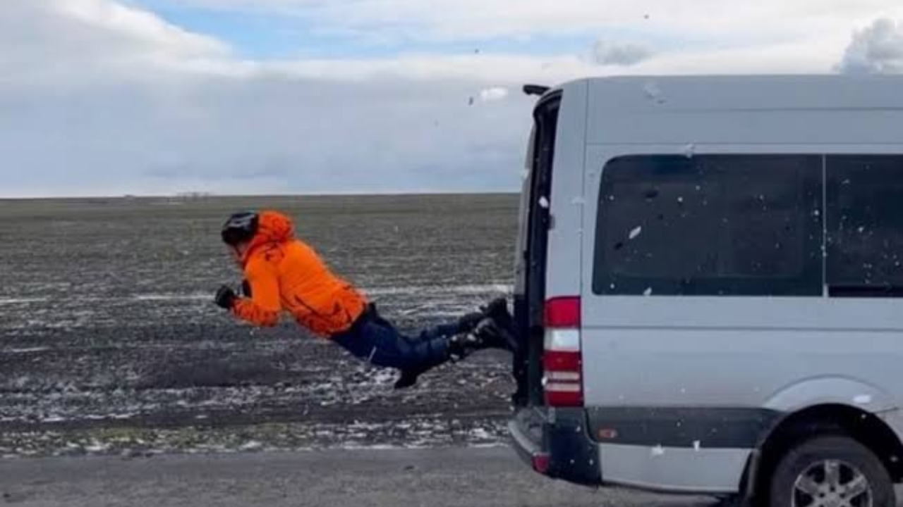 Rus dublörden ölümcül gösteri: 80 km hızla giden araçtan mermi gibi geçti